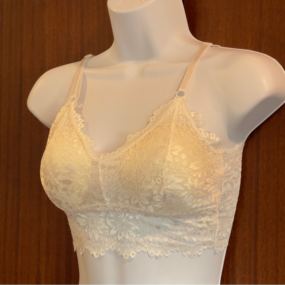 NWOT Elegant Lace Bralette in Cream